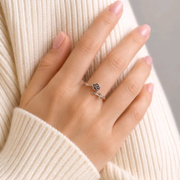 Деликатен флорален пръстен Vintage Rose отблизо